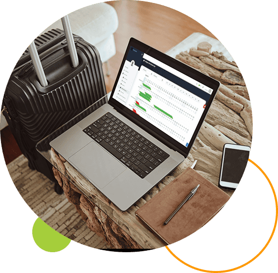 Interface do sistema SmartGuest PMS em um laptop, mostrando o painel de controle para gerenciamento hoteleiro